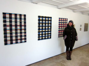 Helen von Burg 20121 vor ihren Werken in der Galerie Rössli, Balsthal. (Foto: Eva Buhrfeind)