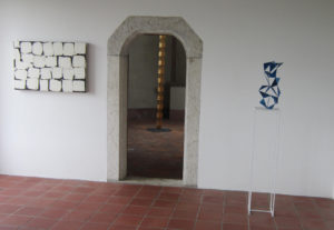 Werke von Manu Wurch, Pi Ledergerber und Hans Schüle 2021 im Schlösschen Vorder-Bleichenberg in Biberist. (Foto: Eva Buhrfeind)