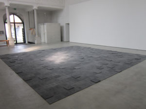 Zementplattenensemble «1029» von Romain Crelier im Haus der Kunst St. Josef, Solothurn. (Foto: Eva Buhrfeind)