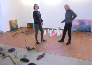 Anita Bürgi und Steff Bürgi beim Einrichten der Ausstellung in der Alten Kirche Härkingen. (Foto: Eva Buhrfeind)