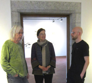 Jürg Ottiger, Sabine Amstad und Noé Herzog 2023 im Schlösschen Vorder-Bleichenberg in Biberist. (Foto: Eva Buhrfeind)